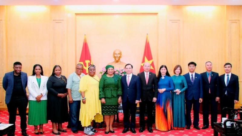 Duong Trung Y, directeur adjoint de l'Académie Nationale de politique Ho Chi Minh, accueille Nomvula Mokonyane, Première secrétaire générale adjointe du Congrès national africain (ANC) d’Afrique du Sud. Photo: NDEL