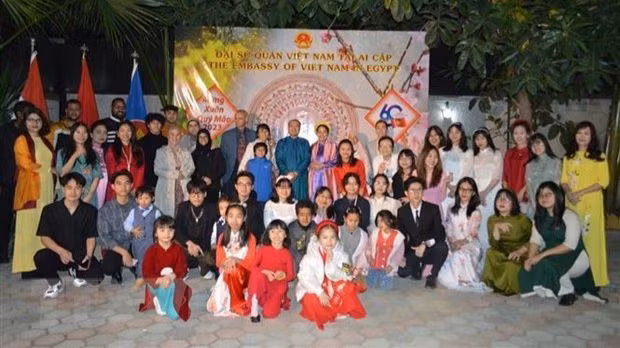 L'ambassadeur Nguyên Huy Dung et des membres de la communauté des Vietnamiens en Égypte. Photo : VNA.