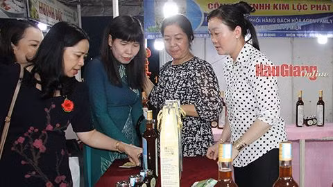 Un stand de la Foire printanière de Hau Giang 2023. Photo : baohaugiang.com.vn