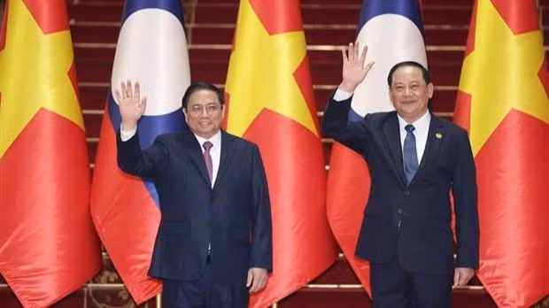 Le Premier ministre Pham Minh Chinh (gauche) et son homologue lao Sonexay Siphandone. Photo : VNA.