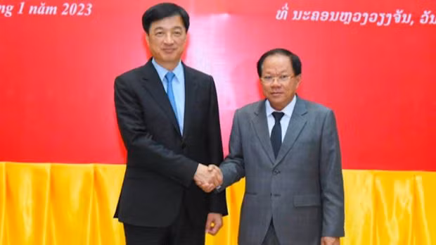Le vice-ministre vietnamien de la Sécurité publique, Nguyên Duy Ngoc, (à gauche) et le vice-ministre lao de la Sécurité publique et chef du Département général de la police Khamking Phuilamanivong. Photo : VNA.