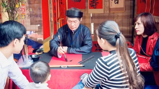 Demander la calligraphie aux jours du Nouvel An lunaire témoigne du respect pour l’instruction et la connaissance des Vietnamiens. Photo : hanoimoi.com.vn