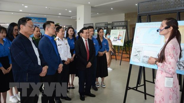Les visiteurs de l’exposition « La jeunesse avec la mer et les îles de la Patrie ». Photo: VNA