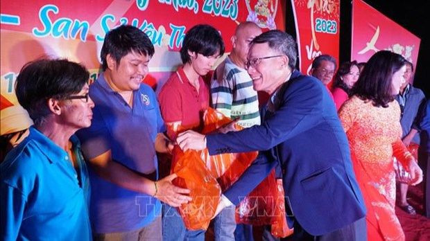Les organisateurs ont offert des cadeaux du Têt à 100 Viêt kiêu au Laos en difficulté. Photo : VNA.