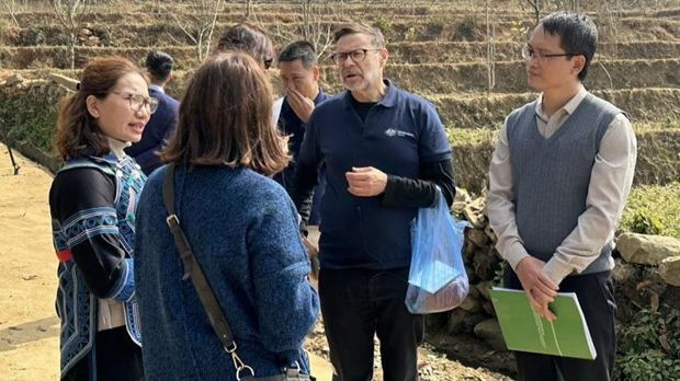  L'ambassadeur d'Australie au Vietnam, Andrew Goledzinowski, s'entretient avec un membre de l'équipe de tourisme communautaire détenue par des femmes dans le village de Choan Then (commune de Y Ty, district de Bat Xat, province de Lào Cai). Source : Journal Lào Cai.