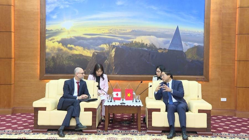 Trinh Xuan Truong, secrétaire adjoint du Comité du Parti et président du Comité populaire de la province de Lao Cai (à droite) et Shawn Perry Steil, ambassadeur du Canada au Vietnam. Photo: CTTDT Lao Cai
