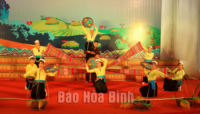 Les costumes des Muong sont connus pour leurs propres caractéristiques et leur beauté. Photo: baohoabinh