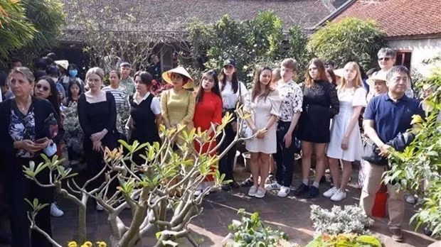 Des ambassadeurs étrangers, des représentants d'agences diplomatiques et d'organisations internationales visitent l'ancien village de Duong Lâm. Photo : VNA.