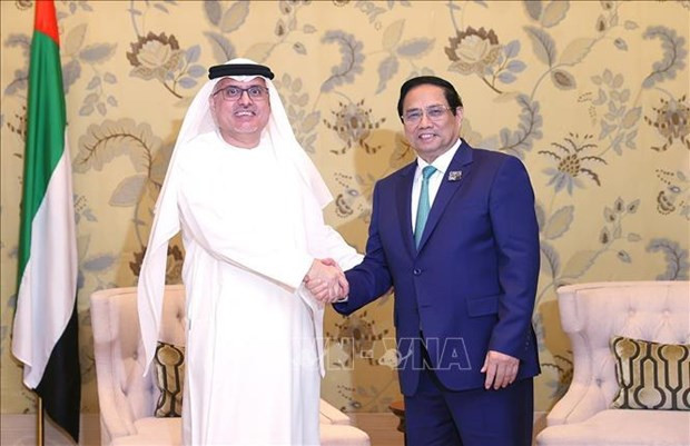 Le Premier ministre vietnamien, Pham Minh Chinh (à droite) et le ministre des Ressources humaines des Émirats arabes unis,, Abdulrahman Abdulmannan Al-Awar. Photo : VNA.