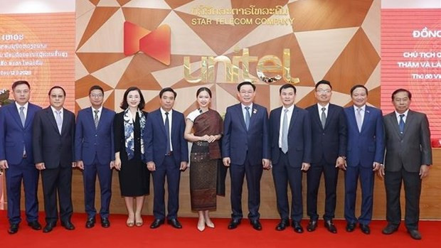 Le Président de l'Assemblée nationale (AN) vietnamienne, Vuong Dinh Huê, visite la société Star Telecom (Unitel) du Groupe de l'industrie et des télécommunications de l'Armée du Vietnam (Viettel). Photo : VNA.