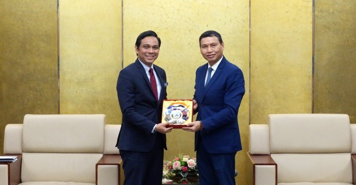Hô Ky Minh (à droite), vice-président du Comité populaire de Da Nang, et Firdauz Bin Othman, nouveau consul général de Malaisie à Hô Chi Minh-Ville. Photo: danang.gov.vn