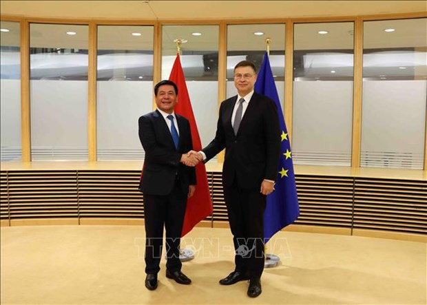 Le vice-président de la Commission européenne, Valdis Dombrovski et le ministre vietnamien de l’Industrie et du Commerce, Nguyên Hông Diên (à gauche). Photo : VNA. 