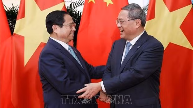 Le Premier ministre Pham Minh Chinh (gauche) et son homologue chinois, Li Qiang. Photo: VNA