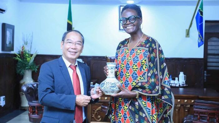 L’ambassadeur vietnamien Tanzanie, Nguyen Nam Tien (à gauche), est venu dire au revoir à la Dr Tulia Ackson, présidente de l’Assemblée nationale tanzanienne, à l’occasion de la fin de son mandat dans ce pays. Photo: baoquocte