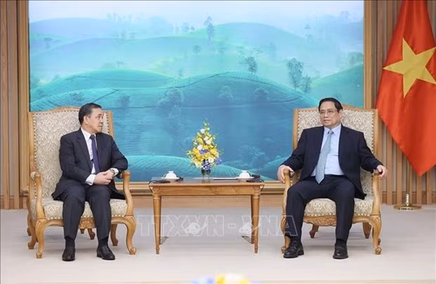 Le Premier ministre Pham Minh Chinh (à droite) reçoit l'ambassadeur du Laos au Vietnam, Sengphet Houngboungnuang, le 14 septembre à Hanoï. Photo : VNA.