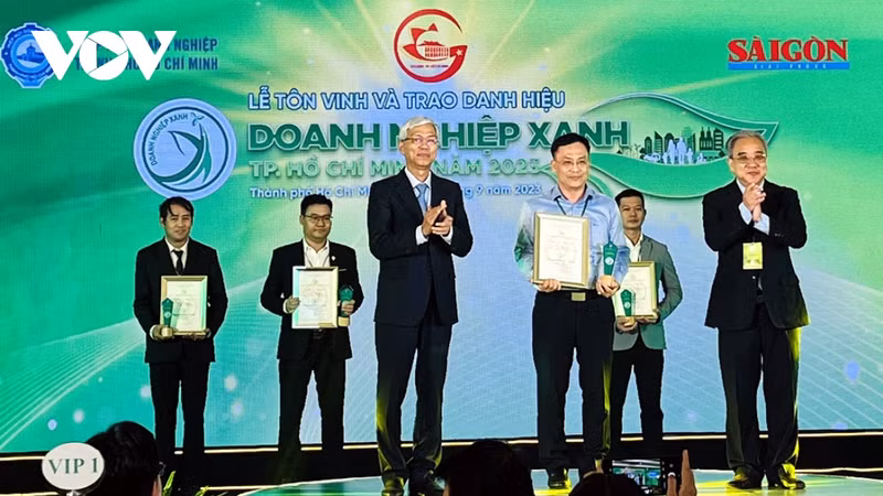 Lors de la cérémonie de remise du titre « Entreprise verte de Hô Chi Minh-Ville ». Photo: VOV