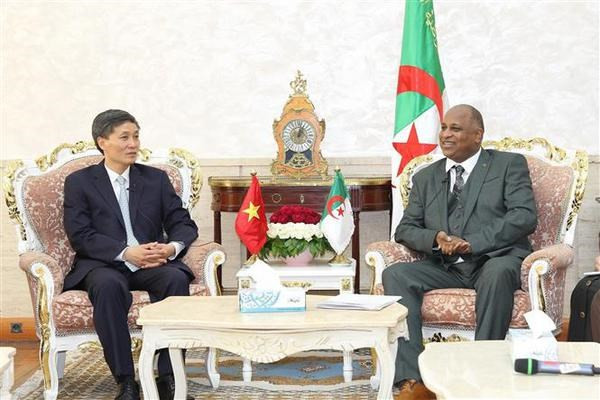 Le chef de la Direction générale des affaires judiciaires et juridiques Ben Salem Abdarrazzak (à droite) et le vice-ministre du Ministère vietnamien de la Justice, Nguyên Khanh Ngoc. Photo : VNA.