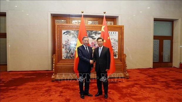 Le général Tô Lâm, membre du Bureau Politique et ministre vietnamien de la Sécurité publique, a eu une entrevue avec Chen Wenqing, membre du Bureau politique (gauche) et Chen Wenqing, membre du Bureau Politique et secrétaire de la Commission des Affaires politiques et juridiques du Comité central du Parti communiste chinois. Photo : VNA.