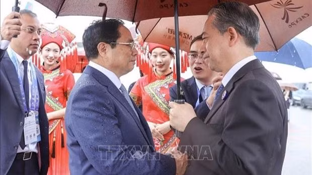 Cérémonie d'accueil du Premier ministre Pham Minh Chinh à l'aéroport à Nanning, en Chine. Photo: VNA
