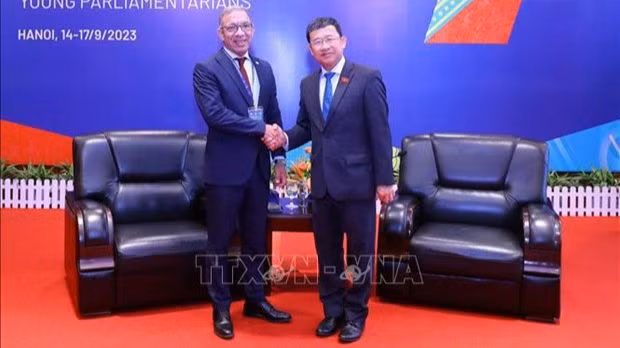 Le président de la Commission des relations extérieures de l'Assemblée nationale (AN), Vu Hai Ha (droite), et le président de l'Union interparlementaire (UIP), Duarte Pacheco. Photo: VNA