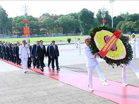 Les dirigeants du Parti et de l’Etat rendent hommage aux Morts pour la Patrie. Photo : VNA.