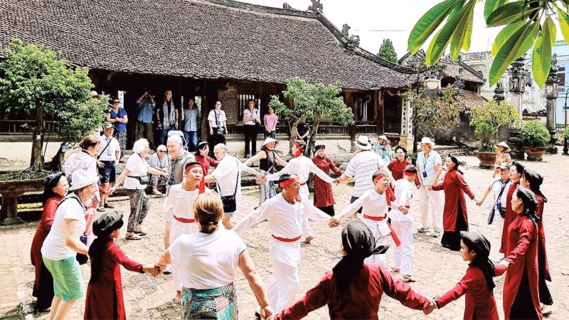 Les touristes assistent aux activités culturelles communautaires à Phu Tho. Photo : NDEL.