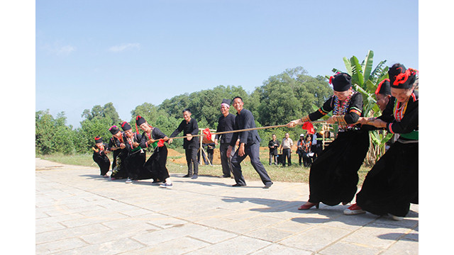 Le tir à la corde des groupes d'ethnies minoritaires au Village culturel et touristique des ethnies du Vietnam. Photo : Toquoc.vn