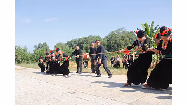 Le tir à la corde des groupes d'ethnies minoritaires au Village culturel et touristique des ethnies du Vietnam. Photo : Toquoc.vn