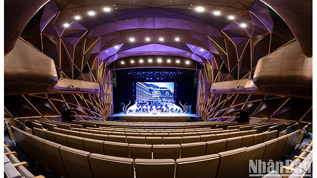 Le Théâtre Hô Guom est la plus moderne théâtre du Vietnam. Photo : NDEL.