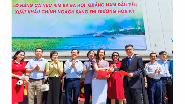 La cérémonie d'expédition du premier lot de maquereau mijoté en conserve de Quang Nam vers le marché américain. Photo : congthuong.com.vn