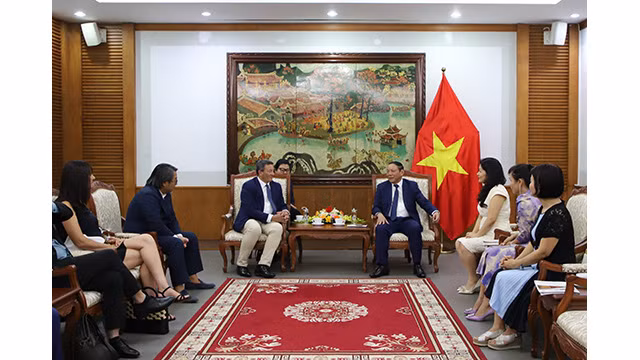 La vue générale du séance de travail entre le ministre vietnamien de la Culture, des Sports et du Tourisme, Nguyên Van Hùng, et le directeur de l’Opéra royal de Versailles, Laurent Brunner. Photo : toquoc.vn