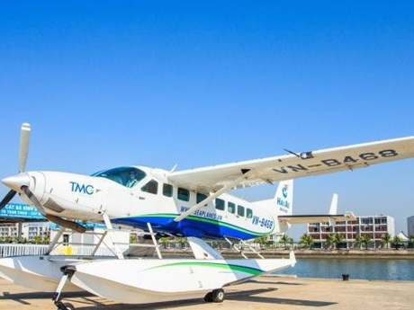 La JSC Hai Au Aviation a réalisé, le 9 juillet, le 1er vol commercial en hydravion transportant 8 passagers du port de Tuân Châu dans la ville d'Ha Long à l'île de Cô Tô dans la province côtière de Quang Ninh. Photo : VNA.
