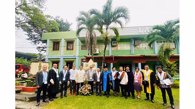 La délégation de l'Association d'amitié Vietnam - Philippines rend visite à l’Université polytechnique de Laguna. Photo : thoidai.com.vn