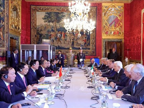 Vue de l'entretien entre le président vietnamien Vo Van Thuong et son homologue italien Sergio Mattarella, à Rome, le 26 juillet. Photo: VNA