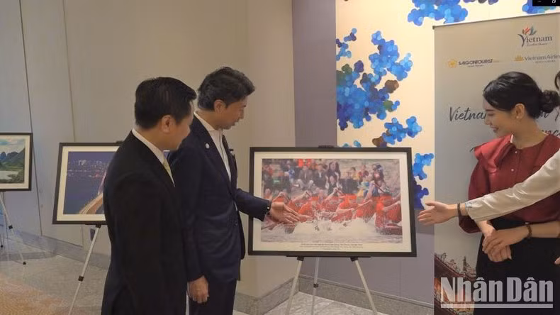 Vietnam Airlines et Saigontourist Group présentent la culture vietnamienne, le Vietna et ses habitants auprès de partenaires japonais. Photo: NDEL. Vietnam Airlines et Saigontourist Group présentent la culture vietnamienne, le Vietna et ses habitants auprès de partenaires japonais. Photo: NDEL.