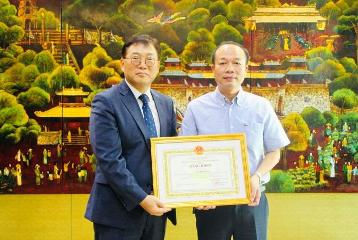 Le vice-président du Comité populaire de la province de Thua Thiên Huê, Phan Quy Phuong (à droite), remet le satisfécit du président du Comité populaire de la province de Thua Thiên Huê au directeur de la KOICA au Vietnam, Cho Han Deog. Photo : NDEL.
