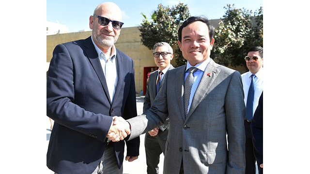 Le Vice-Premier ministre vietnamien, Trân Luu Quang (à droite), et le directeur des affaires étrangères et des relations gouvernementales, ancien conseiller politique du Président Shimon Peres, Nadav Tamir (à gauche). Photo : VGP.