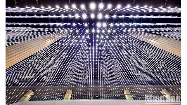 La beauté magnifique du théâtre de Hô Guom en nuit. Photo: NDEL