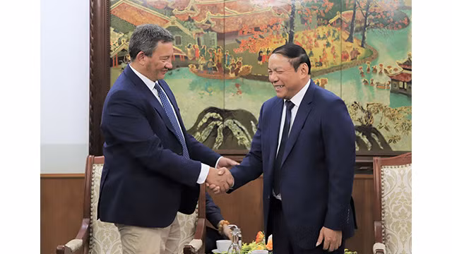 Le ministre vietnamien de la Culture, des Sports et du Tourisme, Nguyên Van Hùng (à droite), et le directeur de l’Opéra royal de Versailles, Laurent Brunner (à gauche). Photo : toquoc.vn