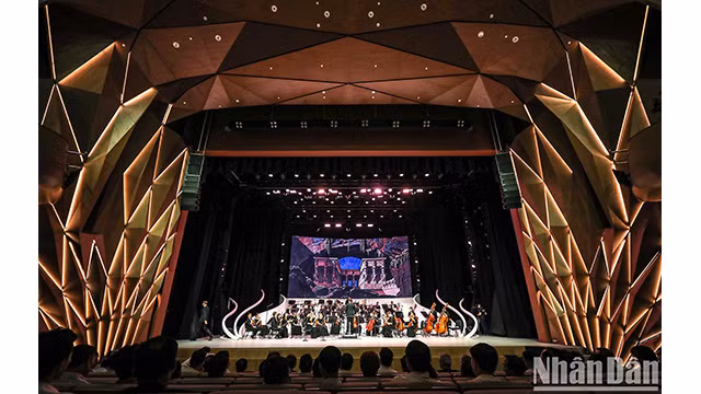 Le Théâtre de Hô Guom sera le lieu d'événements politiques, culturels et artistiques. Photo: NDEL