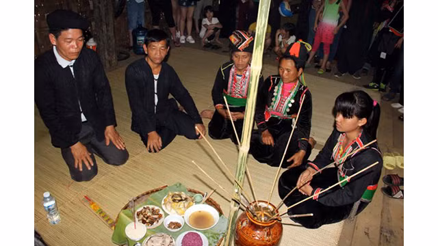 La reconstitution de cérémonie de culte pour fêter la nouvelle maison de l’ethnie Kho Mu dans la province de Son La. Photo : toquoc.vn La reconstitution de cérémonie de culte pour fêter la nouvelle maison de l’ethnie Kho Mu dans la province de Son La. Photo : toquoc.vn