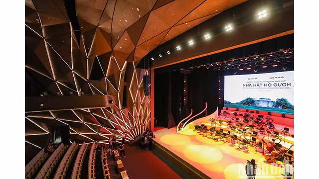 A l’intérieur, le théâtre est conçu dans un style moderne. Photo: NDEL