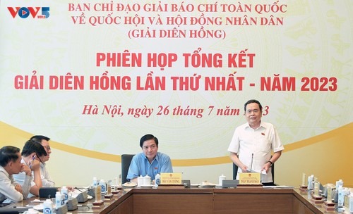 Le vice-président permanent de l’Assemblée nationale Trân Thanh Mân (debout). Photo : VOV.