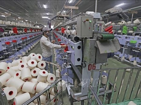 La production de fil de la compagnie du textile Hà Nam dans la ville de Phu Ly, province de Hà Nam. Photo : VNA.