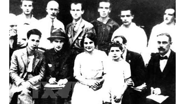  Le jeune Nguyên Ai Quôc (1er à gauche) et des délégués participant au Ve Congrès de l'Internationale communiste tenu à Moscou, en Russie du 17 juin au 8 juillet 1924. Photo d'archives : VNA.