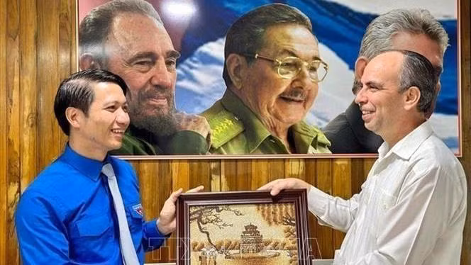 Nguyên Ngoc Luong (à gauche), secrétaire permanent du Comité central de l’Union de la jeunesse communiste Hô Chi Minh et Rogelio Polanco Fuentes, secrétaire du Comité central du PCC et chef du Département idéologique du Comité central du PCC. Photo : VNA