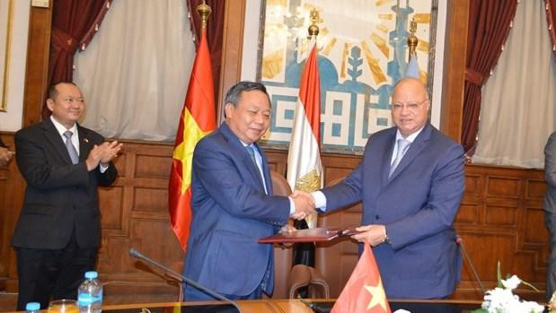Nguyên Van Phong (à gauche), secrétaire adjoint du Comité du Parti de Hanoï, et Khaled Abdel A'al, gouverneur du Caire. Photo: VNA