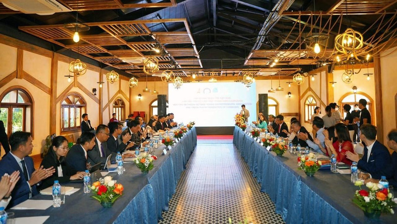 Une vue générale de la séance de travail. Photo: Union des jeunes du Vietnam