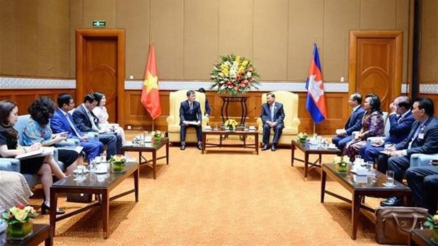 Le président du Sénat du Cambodge Samdech Say Chhum (à droite) et le le président et directeur général de Viettel, Tao Duc Thang, à Hanoi, le 24 octobre. Photo : VNA