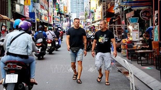 Des touristes étrangers à Hô Chi Minh-Ville. Photo : VNA.
